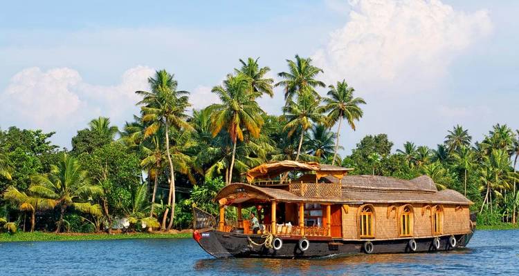 Traditionele woonboot op de binnenwateren.