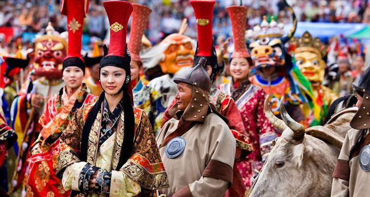 Un défilé de festival vibrant présente des hommes et des femmes en costumes et masques traditionnels mongols colorés.