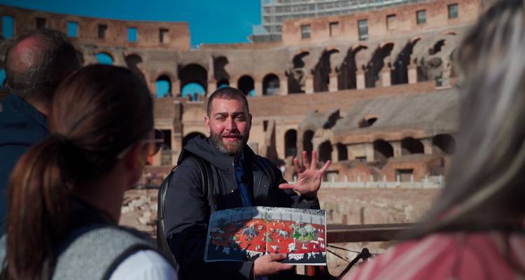 Guide touristique expliquant avec enthousiasme le Colisée aux visiteurs tout en tenant un panneau illustré.