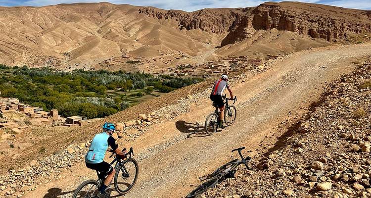 Cyclistes sur un sentier de montagne avec vues sur le désert.