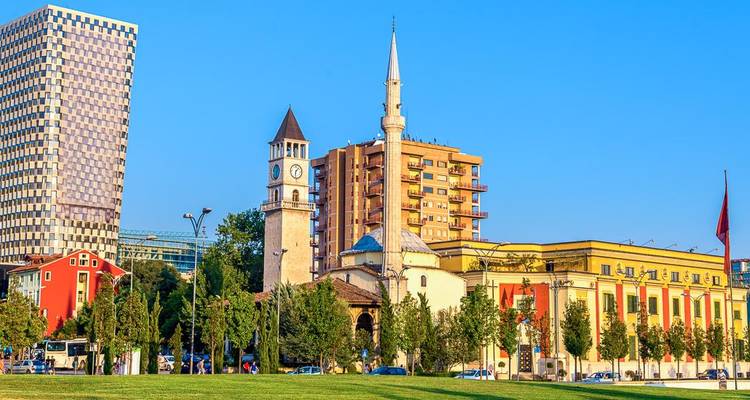 Paysage urbain avec une mosquée et des grands immeubles à Tirana.