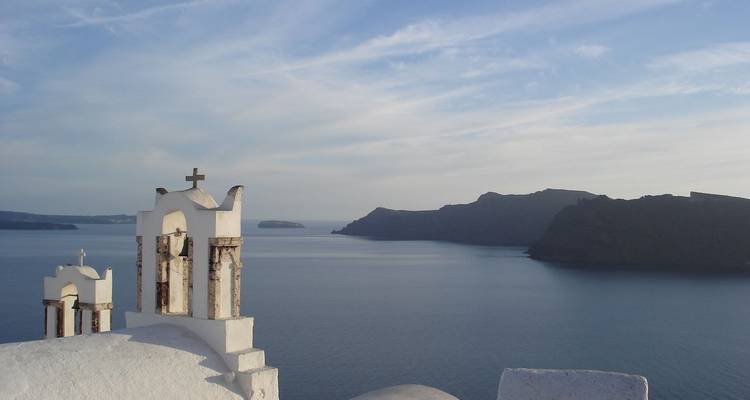 Vista de una iglesia con vistas al mar con islas al fondo.