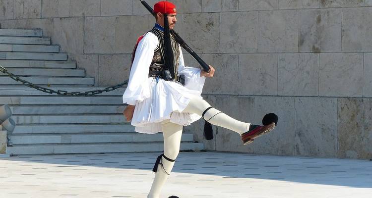 Guardia en uniforme tradicional realizando una marcha ceremonial.
