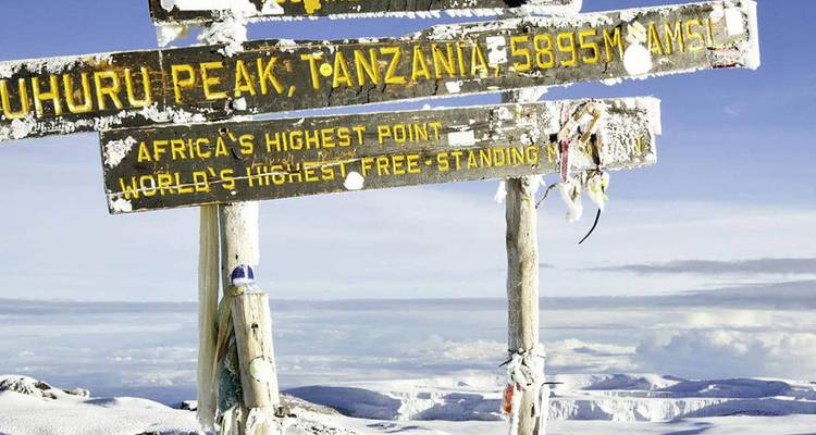 Panneau marquant le sommet du pic Uhuru sur le mont Kilimandjaro.