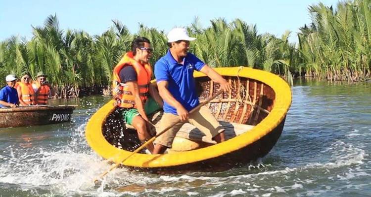 Deux personnes dans un bateau circulaire sur une rivière, s'amusant.