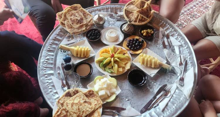 Petit-déjeuner marocain traditionnel servi sur un grand plateau.