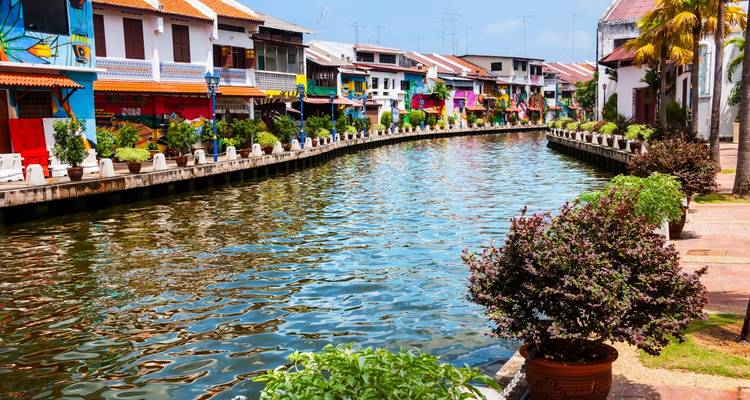 Bâtiments colorés au bord du canal à Malacca.