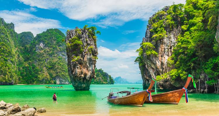 Vue panoramique de l'île de James Bond avec des bateaux.