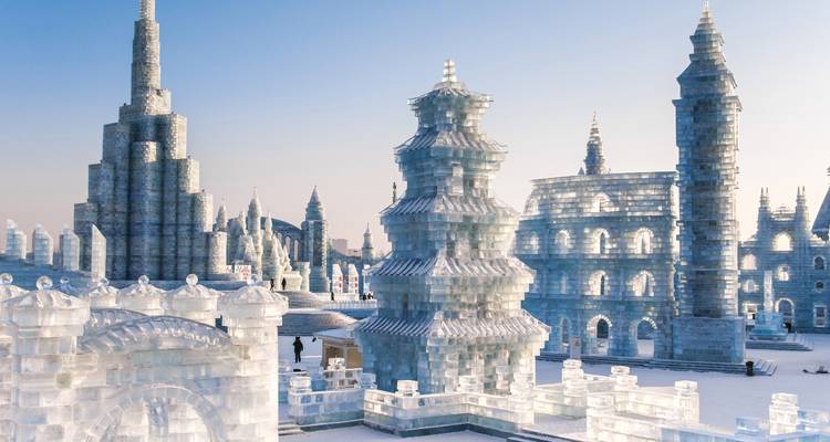 Ingewikkeld gesneden ijssculpturen in een winterfestivalomgeving.