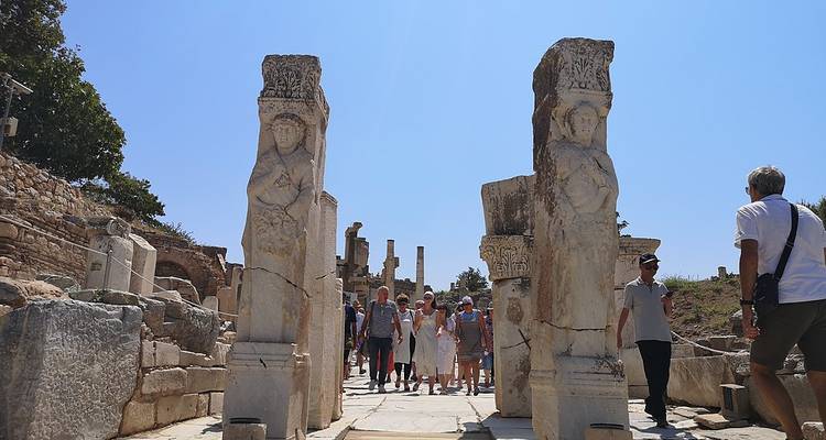 Des touristes se promenant dans les ruines d'Éphèse.