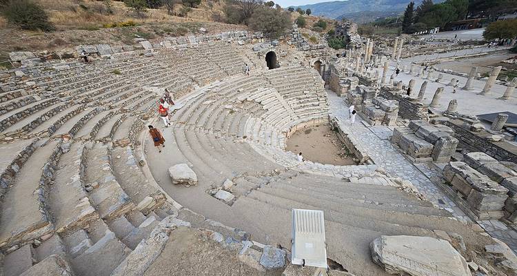 Le grand amphithéâtre d'Éphèse avec quelques touristes.