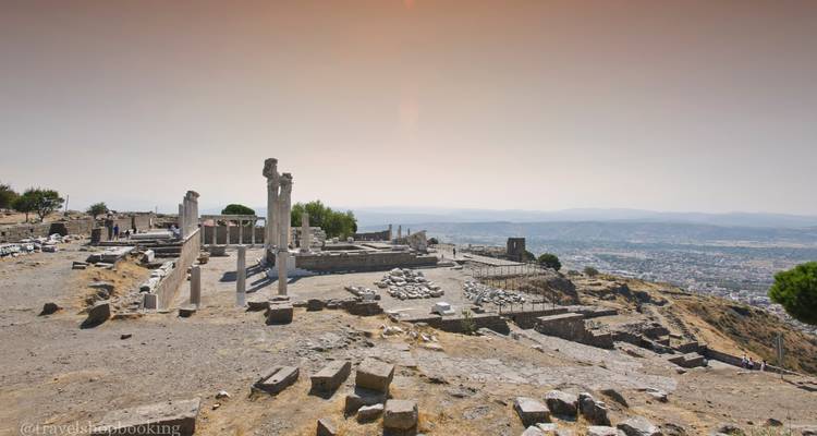 Colonnes et fondations d'un temple en ruine sur l'acropole de Pergame avec une vaste vallée brumeuse en arrière-plan