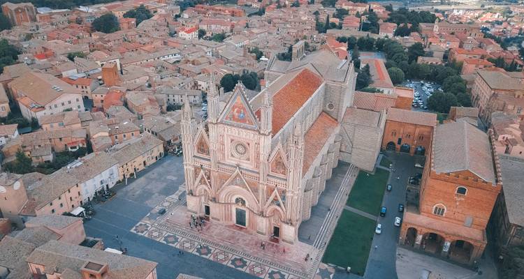 Vue aérienne de la cathédrale d'Orvieto et de ses environs.