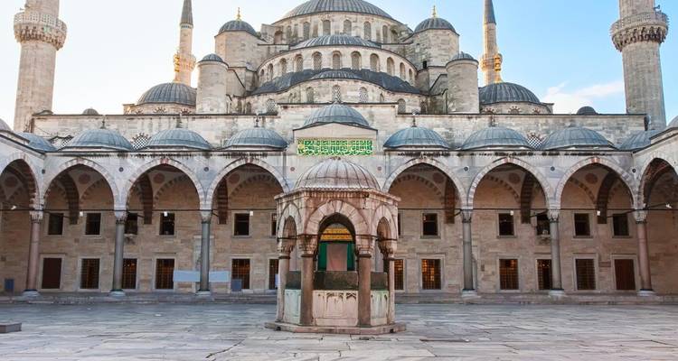 De Blauwe Moskee in Istanbul met koepels en minaretten.