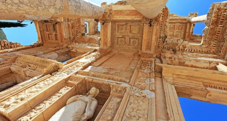 Close-up view of detailed carvings in ancient ruins.
**Dutch translation:**
Close-up zicht op gedetailleerde gravures in oude ruïnes.