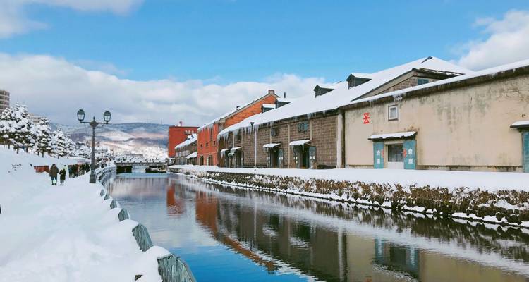 Canal enneigé avec des bâtiments historiques de chaque côté.