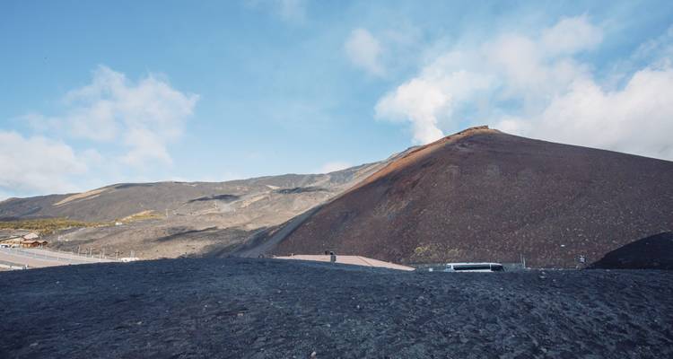 Paisaje volcánico con humo emanando.