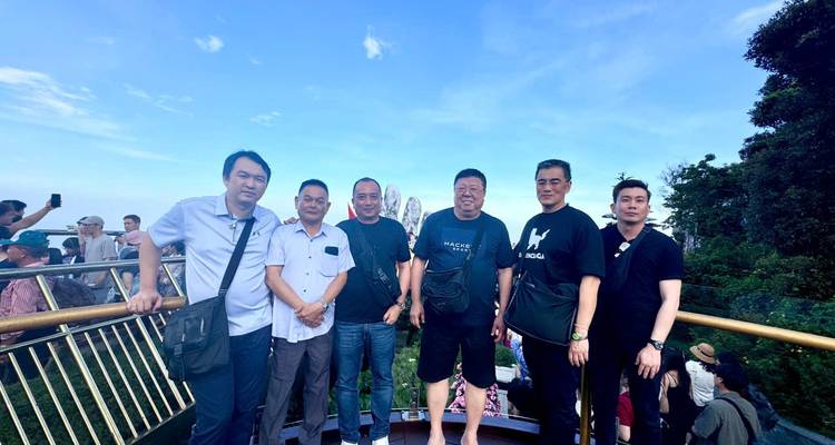 Groupe de six personnes sur une plateforme d'observation.