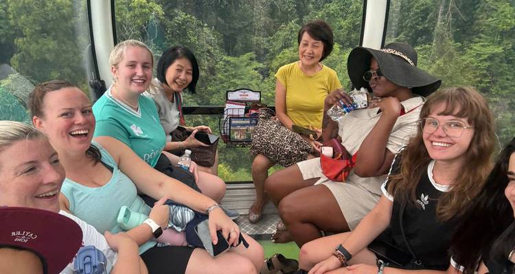 Groupe de femmes profitant d'une promenade pittoresque en gondole.