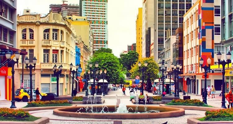Voetgangersstraat in Curitiba met kleurrijke historische gebouwen en een fontein.