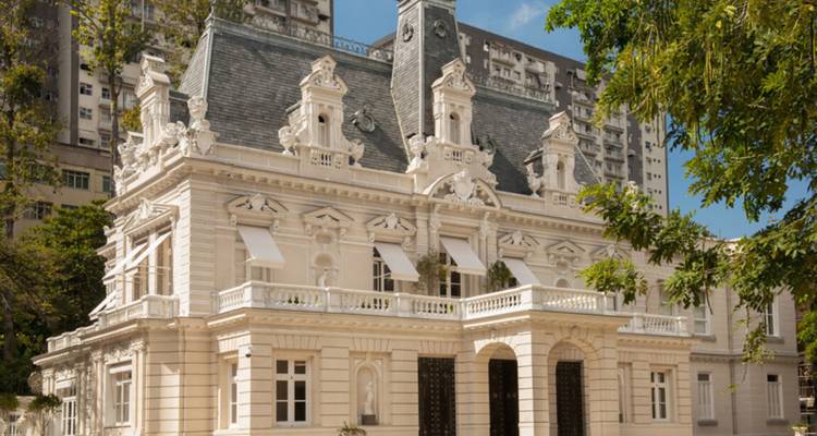 Elegant historisch Frans-stijl herenhuis met prachtige gevel tegen stadachtergrond