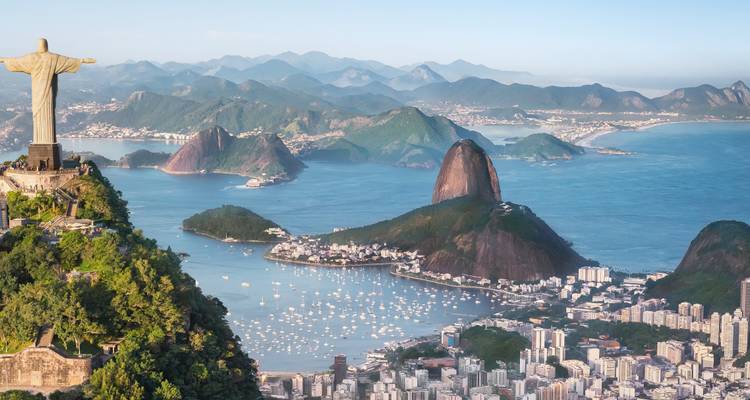 Iconisch luchtfoto-panoramisch uitzicht op Cristo Redentor met uitzicht op de Suikerbroodberg en de Baai van Guanabara