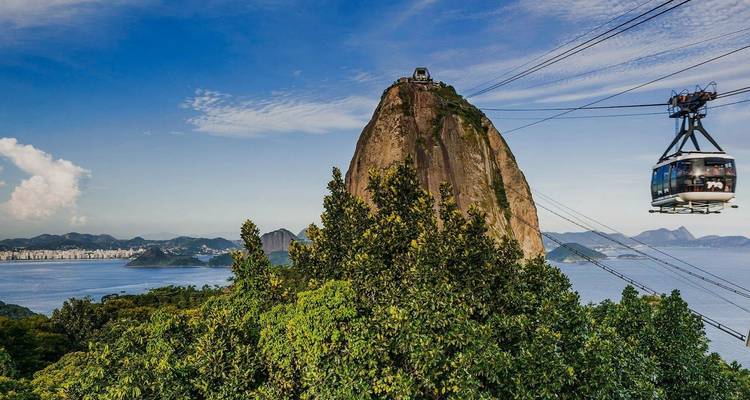 Iconische Sugarloaf Mountain met kabelbaan die zich naar de top begeeft boven de glinsterende Baai van Guanabara.