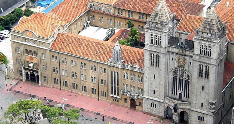 Luchtfoto van het historische São Bento Kloostercomplex met stenen torens en rode pannendaken.