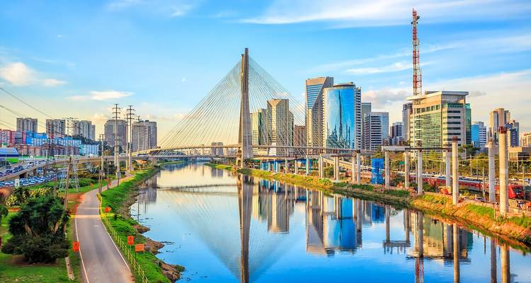 Moderne tuibrug Octávio Frias de Oliveira die de rivier de Pinheiros overspant tegen glimmende wolkenkrabbers.