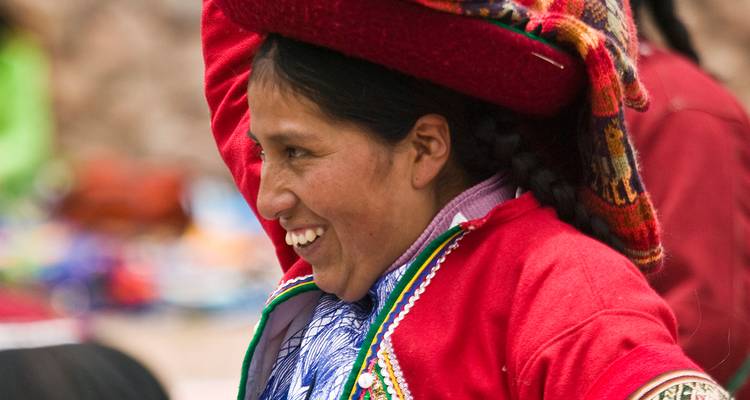 Femme souriante en tenue traditionnelle.