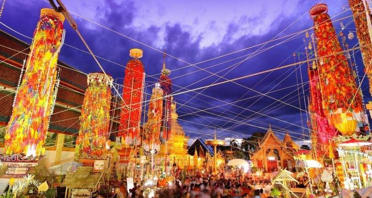 Festivalversieringen met kleurrijke lantaarns en menigten.