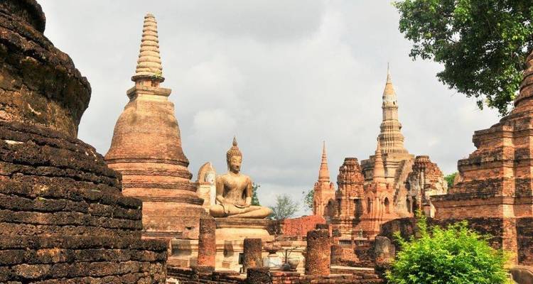 Complexe de temples anciens avec statue de Bouddha et pagodes.