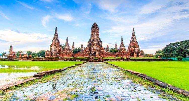 Complexe de temples avec flèches et bassin réfléchissant.