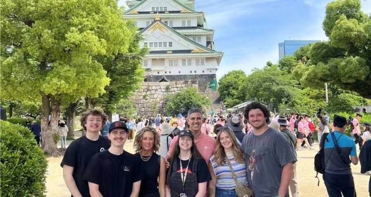 Groep toeristen voor een Japans kasteel.