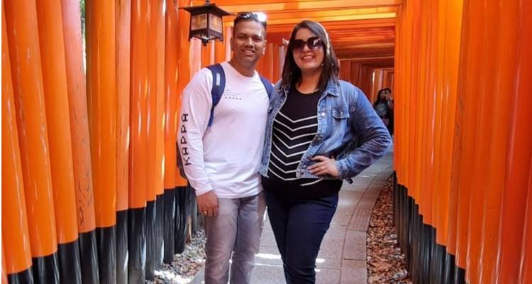 Stel poseert bij een beroemd pad met rode torii-poorten.