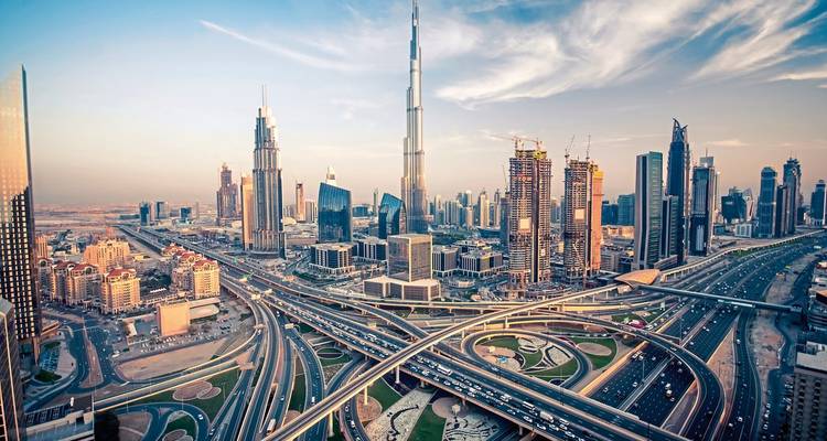 Luftaufnahme der Skyline von Dubai mit dem Burj Khalifa.
