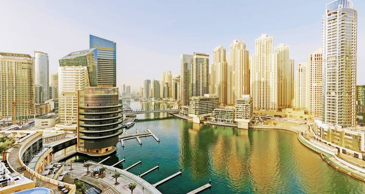 Dubai Marina mit umgebenden Wolkenkratzern.