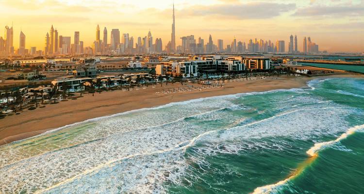 Dubai Küstenlinie mit Sonnenuntergangsblick auf die Skyline der Stadt.