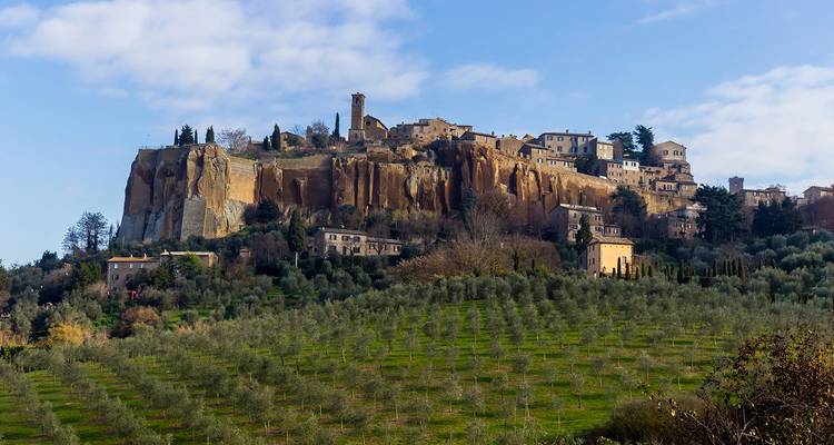 Felsiger Hügel mit antiken Gebäuden in Orvieto