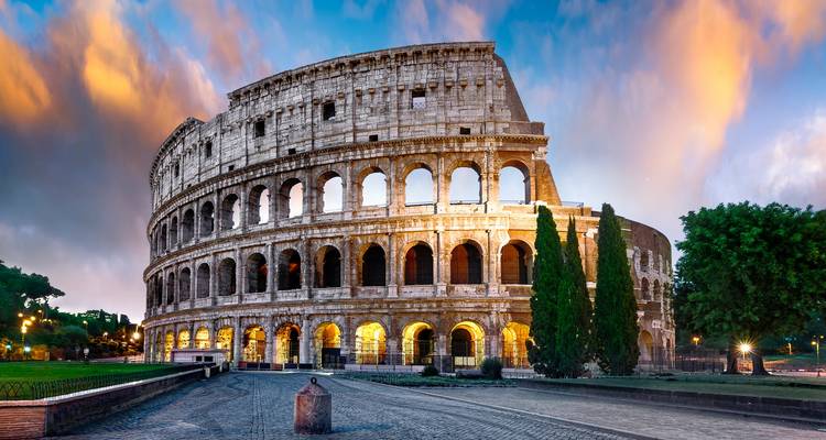Das Kolosseum bei Morgengrauen mit farbigem Himmel