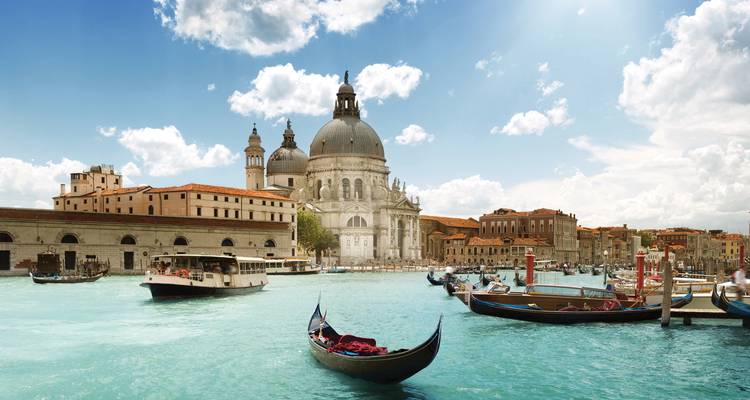 Blick auf den Canale Grande mit Gondeln in Venedig