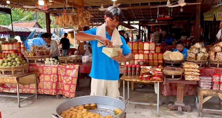 Scène de marché avec un vendeur préparant de la nourriture dans un cadre animé.