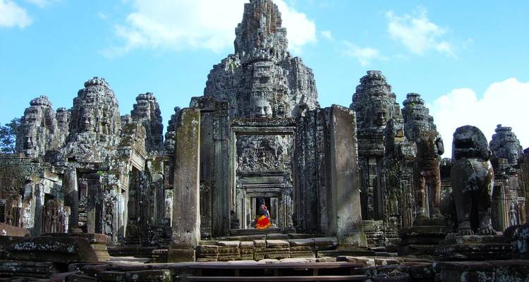 Un temple ancien complexe avec une seule personne en tenue traditionnelle.