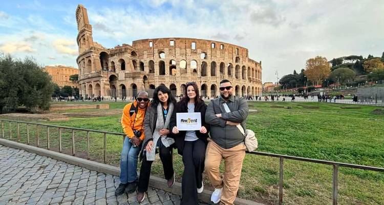 Gruppe von Menschen, die vor dem Kolosseum in Rom posieren.