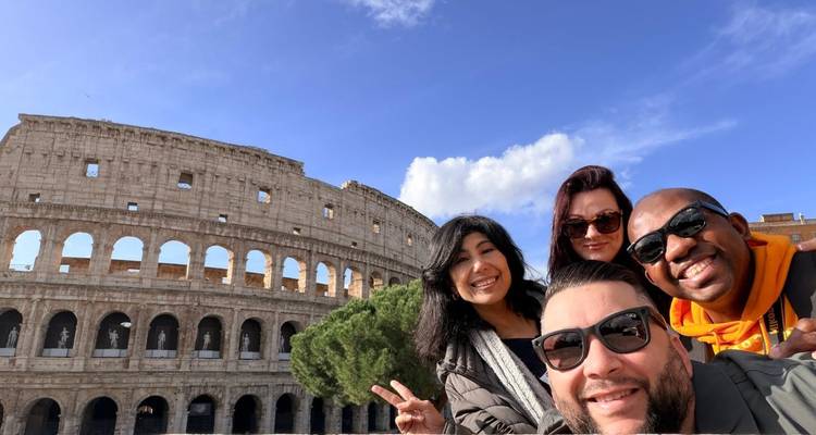 Gruppenselfie vor dem Kolosseum an einem sonnigen Tag.