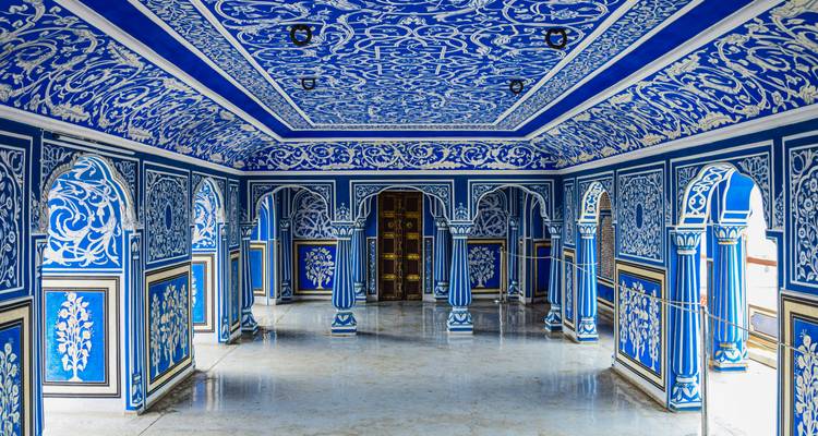 Intérieur bleu coloré d'un somptueux palais historique.
