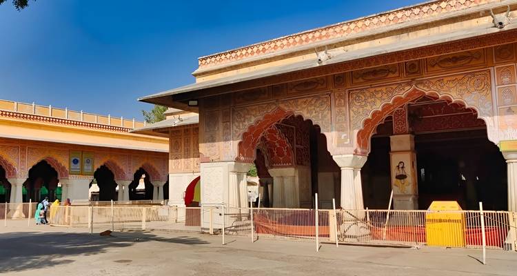 Arcades ornées d'une structure historique.