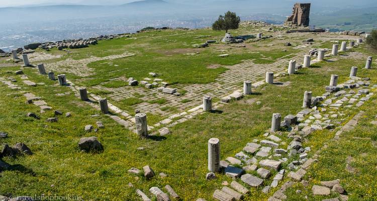 Cimientos de piedra y columnas permanecen de la acrópolis de la antigua Pérgamo situada en una meseta cubierta de hierba.