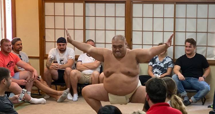 "Demostración de lucha sumo con audiencia."