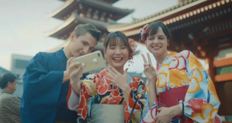 Jóvenes en vestimenta tradicional tomándose una selfie.